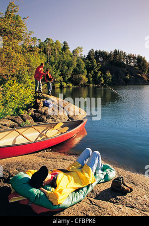 La pêche en famille au Lac Big Whiteshell, la rivière Whiteshell, parc provincial de Whiteshell, Manitoba, Canada Banque D'Images