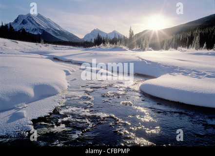 Lever du soleil d'hiver le long de la rivière Saskatchewan Nord, dans les montagnes Rocheuses, près de l'autoroute 93, Banff National Park, Alberta, Canada Banque D'Images