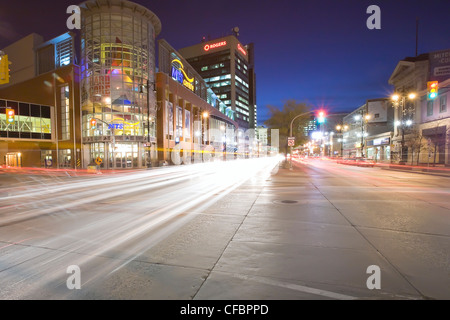 Feu de circulation pédestre et MTS Centre Arena de nuit. Portage Avenue, Winnipeg, Manitoba, Canada. Banque D'Images