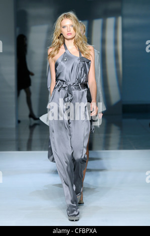 Preen New York Prêt à Porter Automne Hiver gris satiné brillant belted jump suit Banque D'Images