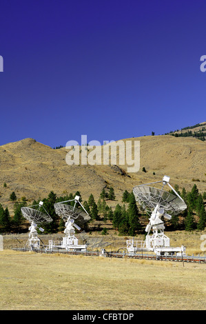 Trois grandes paraboles à l'Observatoire Fédéral de Radioastrophysique près de Okanagan Falls, BC. Banque D'Images