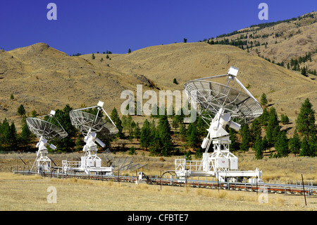 Trois grandes paraboles à l'Observatoire Fédéral de Radioastrophysique près de Okanagan Falls, BC. Banque D'Images