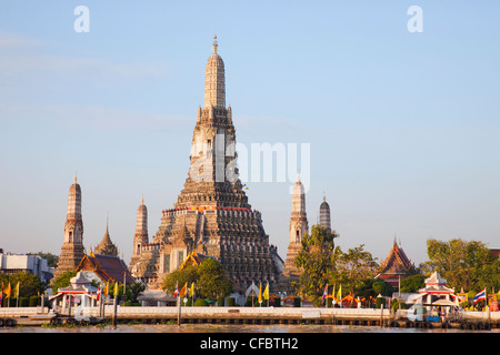 Thaïlande, Bangkok, Wat Arun ou temple de l'aube et la rivière Chao Phraya Banque D'Images