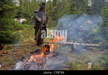 Feu de camp sur une randonnée à travers les monts Itcha dans British Columbia Canada Banque D'Images