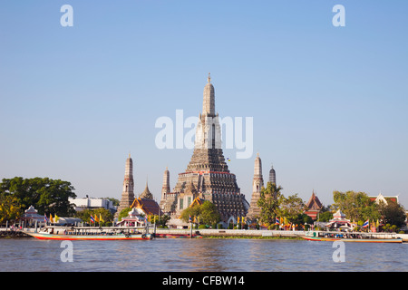 Thaïlande, Bangkok, Wat Arun ou temple de l'aube et la rivière Chao Phraya Banque D'Images