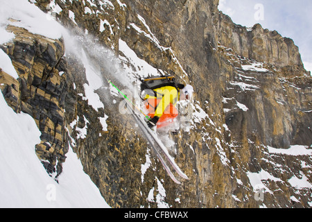 Un homme tombe d'une falaise dans l'arrière-pays du mont Assiniboine, le parc provincial du mont Assiniboine, Colombie Britannique, Canada Banque D'Images