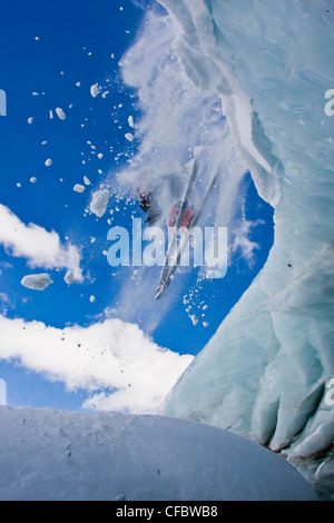 Un skieur d'arrière-pays est diffusée sur une crevasse dans le mont Assiniboine, le parc provincial du mont Assiniboine, Colombie Britannique, Canada Banque D'Images