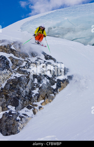 Un skieur d'arrière-pays du ski, le mont Assiniboine, le parc provincial du mont Assiniboine, Colombie Britannique, Canada Banque D'Images