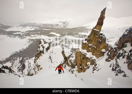 Un skieur d'arrière-pays de la randonnée, le mont Assiniboine, le parc provincial du mont Assiniboine, Colombie Britannique, Canada Banque D'Images