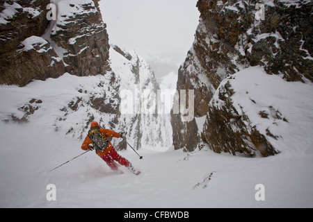 Un skieur d'arrière-pays skies ski, parc provincial du mont Assiniboine, Colombie Britannique, Canada Banque D'Images