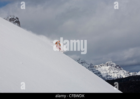 Un skieur d'arrière-pays du ski, le mont Assiniboine, le parc provincial du mont Assiniboine, Colombie Britannique, Canada Banque D'Images