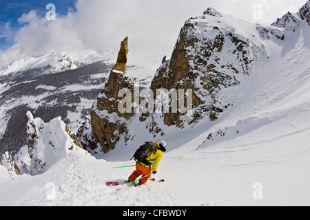 Un skieur d'arrière-pays du ski, le mont Assiniboine, le parc provincial du mont Assiniboine, Colombie Britannique, Canada Banque D'Images