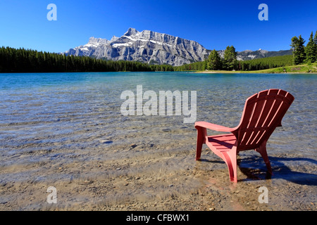 Chaise longue à deux Jack Lake, Banff National Park, Alberta, Canada Banque D'Images