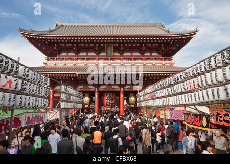 Le Japon, en Asie, Tokyo, ville, District, Asakusa Sensoji Temple,,, occupé, foule, entrée privée, célèbre, gate, lanternes, à l'extérieur, les gens, po Banque D'Images