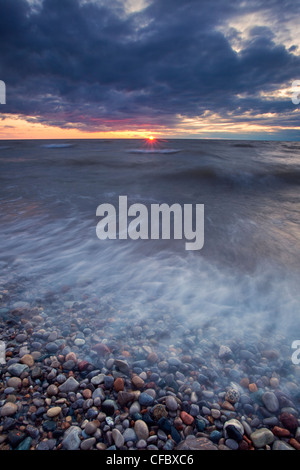 Coucher de soleil sur sur la rive du lac Huron près de Grand Bend, Ontario Banque D'Images