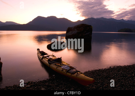 Le soleil se couche sur Hotham Sound le long de la côte de la Colombie-Britannique, Canada Banque D'Images
