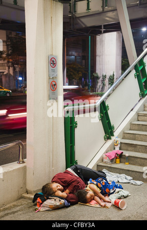 Thaïlande, Bangkok, les sans-abri, Mère et fille Banque D'Images