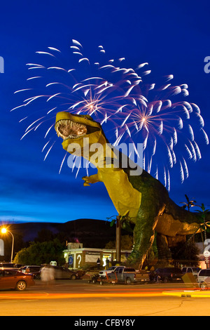 Plus grand dinosaure au monde et d'artifice de la fête du Canada, Drumheller (Alberta). Banque D'Images