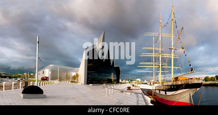 Le Riverside Museum et Glenlee clipper à côté de la rivière Clyde à Glasgow, Écosse, Royaume-Uni, Europe Banque D'Images