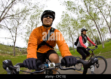 Deux déplacements cyclistes dans le centre-ville de Calgary, AB Banque D'Images