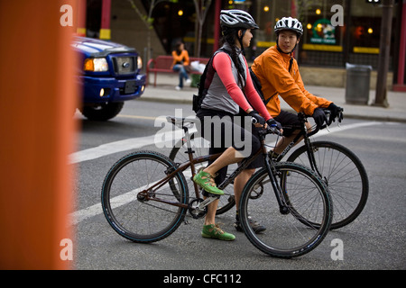 Deux déplacements cyclistes dans le centre-ville de Calgary, AB Banque D'Images