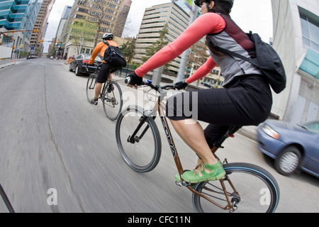 Deux déplacements cyclistes dans le centre-ville de Calgary, AB Banque D'Images