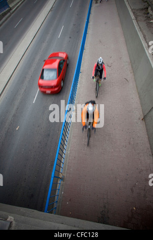 Deux déplacements cyclistes dans le centre-ville de Calgary, AB Banque D'Images