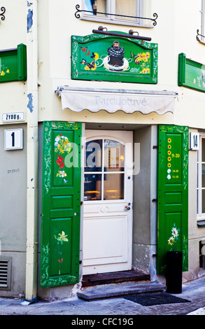 Restaurant avec volets en bois peintes de couleurs vives à son entrée à Vilnius, Lituanie Banque D'Images