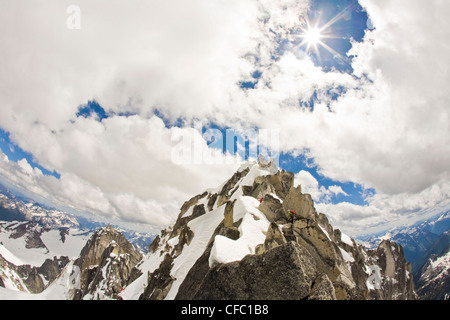 Deux femmes alpinistes gravir la crête nord-est - North Howser, Bugaboos, C.-B. Banque D'Images