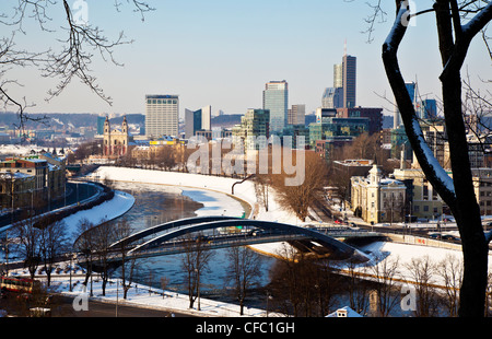 La nouvelle ville de Vilnius du chemin d'accès jusqu'à la tour du château de Gediminas Banque D'Images