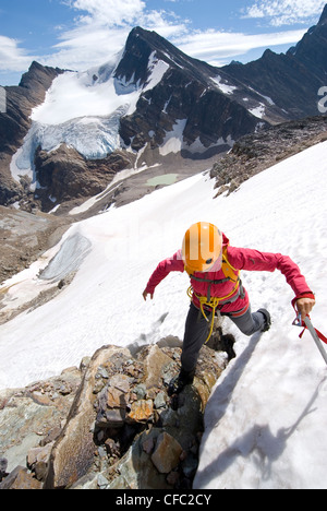 Une jeune femme approche grimpeur Mont Bennington avec piolet, Parc National Jasper, Rocheuses canadiennes, l'Alberta, Canada Banque D'Images