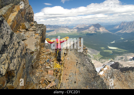 Une jeune femme approche grimpeur Mont Bennington avec piolet, Parc National Jasper, Rocheuses canadiennes, l'Alberta, Canada Banque D'Images