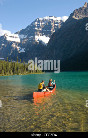 Un jeune couple canoë sur le lac Cavell avec Mont Edith Cavell derrière, Jasper National Park, Alberta, Canada Banque D'Images