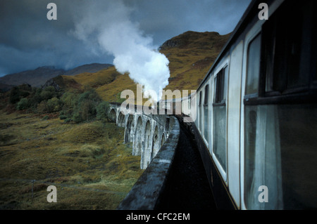 Passage à niveau du train de voyageurs viaduc du West Highland. L'Ecosse, Glenfinnan Banque D'Images