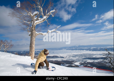 Un snowboarder japonais fait un tour à Furano resort, Hokkaido, Japon Banque D'Images
