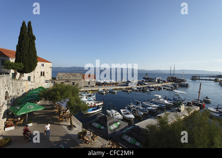 Vue sur marina, Bol, Brac, comté de Split-Dalmatie, Croatie Banque D'Images