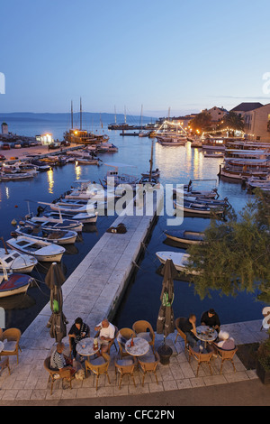 Restaurant du port, Bol, Brac, comté de Split-Dalmatie, Croatie Banque D'Images
