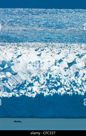 Bateau d'eau Lago Argentinin plis/ Banque D'Images