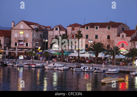 Promenade du port dans la soirée, Supetar, Brac, Split-dalmatie, Croatie Banque D'Images