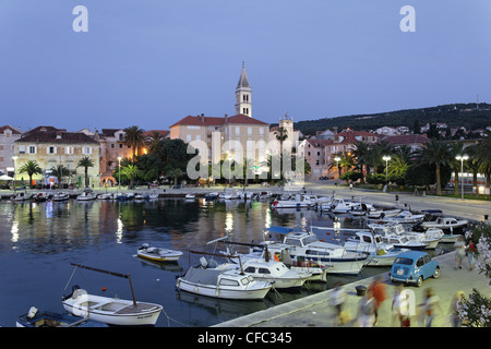 Le port et l'église St Peter, Sveti Petar, Supetar, Brac, Split-dalmatie, Croatie Banque D'Images