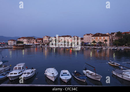 Promenade du port dans la soirée, Supetar, Brac, Split-dalmatie, Croatie Banque D'Images