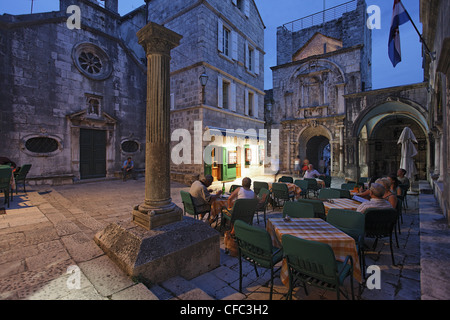 Restaurants dans la vieille ville, la ville de Korcula, Korcula, Dubrovnik-Neretva County, Dalmatie, Croatie Banque D'Images