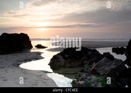 Côte nord des Cornouailles Rolvenden marée basse le coucher du soleil, par des rochers. Banque D'Images