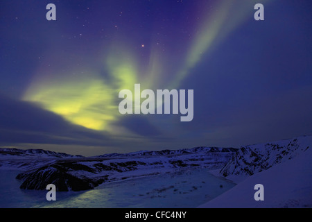 Aurora Borealis ou northern lights sur un lac sans nom, le long de la route Dempster, Territoires du Nord-Ouest, Canada. Banque D'Images