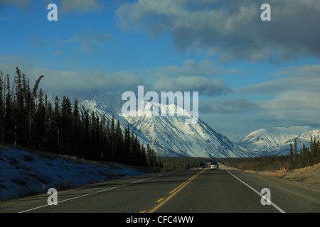 Conduire sur l'autoroute de l'Alaska en direction de Haines Junction (Territoire du Yukon, Canada. Banque D'Images