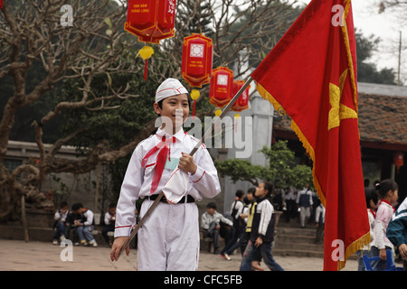 Élève tenant un drapeau, Temple de la littérature (Van Mieu), Hanoi, Vietnam, Bac Bo Banque D'Images