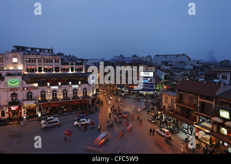 Vieille ville animée le soir, Hanoi, Vietnam, Bac Bo Banque D'Images