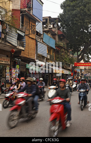 Les cyclomotoristes, vieille ville, Hanoi, Vietnam, Bac Bo Banque D'Images