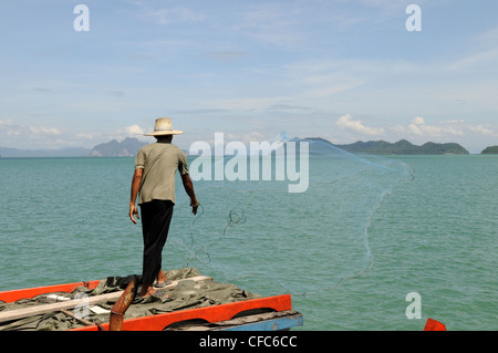 Filet de pêche pêcheur de pierres de son bateau Ko Yao Yai Thaïlande Banque D'Images