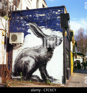 Illustration d'un lièvre ou lapin par artiste Roa sur un mur d'Hackney Road East End London England UK Banque D'Images